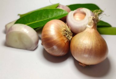 Beyaz zemin üzerinde soğan, soğan, yakın plan, beyaz zemin izole soğan yığını.