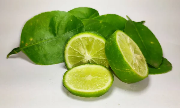 Zitronenfruchtscheiben Mit Zitronenblatt Isoliert Auf Weißem Hintergrund Tropische Früchte — Stockfoto