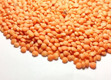 Masor dal.Masoor beyaz arka planda, Kırmızı Masoor Dal - Hint yemeklerinde kullanılan küçük kırmızı renkli mercimek.