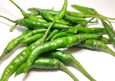 Kırmızı biber, beyaz arka planda izole edilmiş renkli kırmızı biber..