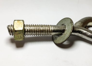 Çelik cıvata ve beyaz ceviz.