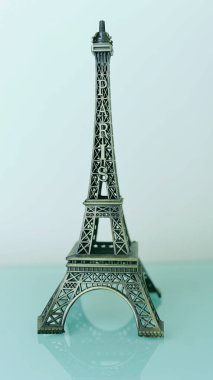 Paris Eyfel kulesi seyahat için izole edilmiş arka plan.    