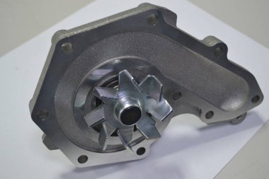 Otomobil su pompası. Su pompası.