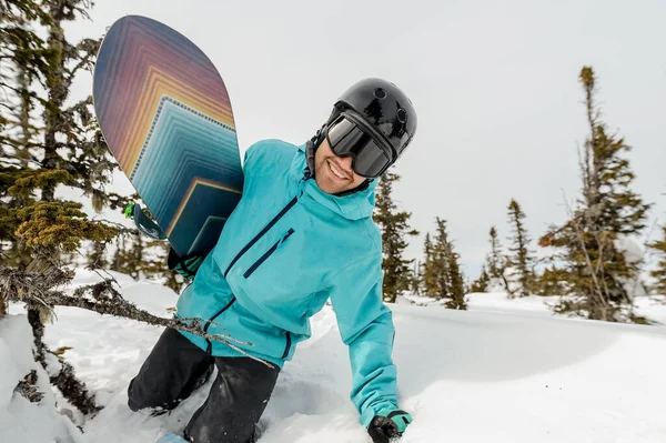 Snowboarder Com Sorriso Feliz Sai Uma Profunda Nevasca — Fotografia de Stock