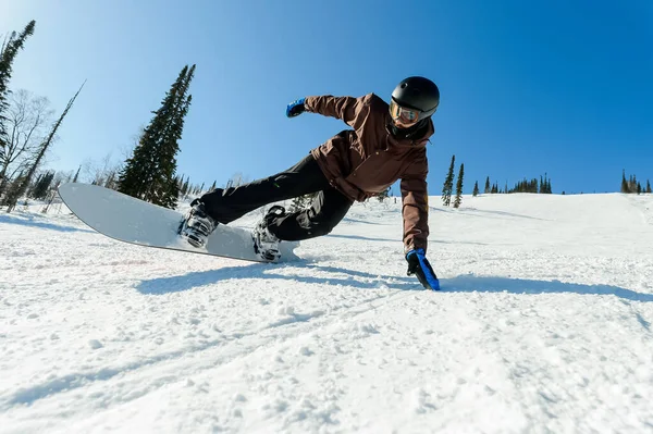 Junger Mann Carvt Mit Seinem Snowboard Die Hänge Hinunter Snowboarder — Stockfoto