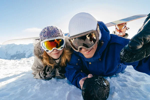 Lichte Zonnige Dag Alpen Jongeman Jonge Vrouw Maken Selfie Bij — Stockfoto