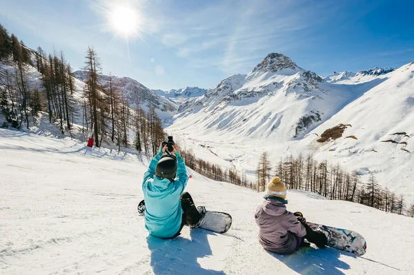 Zonnige Dag Een Resort Alpen Vrienden Ontspannen Een Helling Genieten — Stockfoto