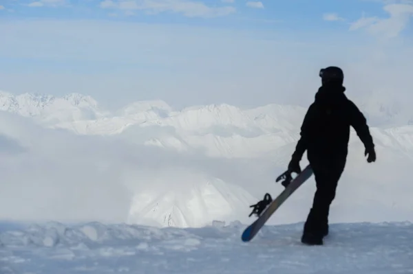 Silhueta Snowboarder Contexto Picos Montanha Cobertos Neve — Fotografia de Stock