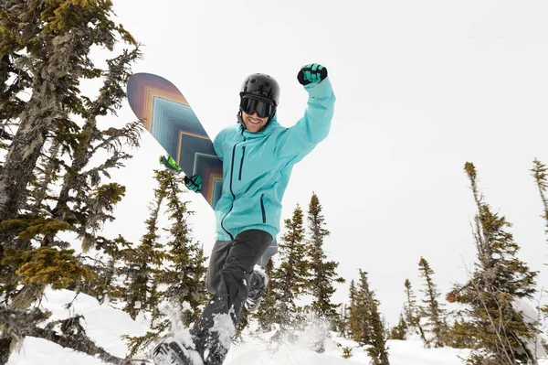 Snowboarder Met Een Vrolijke Glimlach Springt Een Diepe Snowdrift Houdt — Stockfoto