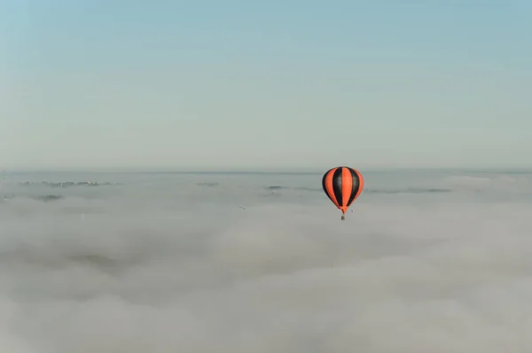 Balão Quente Alto Céu Paira Sobre Nuvens — Fotografia de Stock