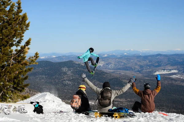 Snowboarder Está Mostrando Truque Impressionante Salto Esqui Para Seus Amigos — Fotografia de Stock