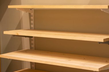 Duvardaki ahşap raflar. Boş ahşap raflar yığını. Depolama için raflar.