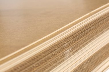 Chipboard paketi neme dayanıklı, soyut bir arka plan. Çaprazlama yalan söylüyor. Güzel ahşap arka plan dokusu.