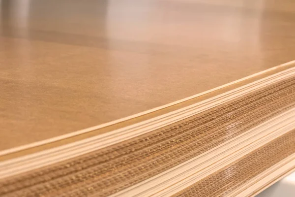 Pakette su geçirmez kontrplak. Çapraz çizgiler. Metin girmek için yakın plan.