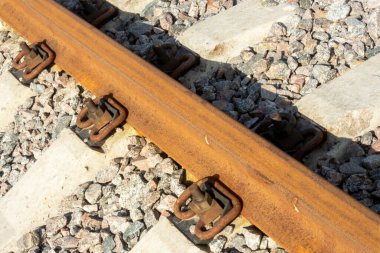 Demiryolu rayları ve yataklı vagonlar, çelik rayları bağlayan demiryolları. Demiryolundaki taşlar