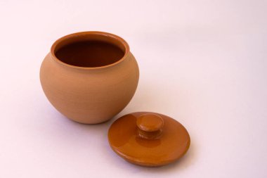 Beyaz arka planda yakın plan çekimli Clay Brown otu. Mutfak için kil sürahi. Gıda ekolojisi kavramı.
