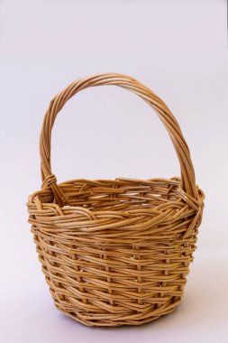 Beyaz arka planda sapı olan bir sepet sarmaşık.