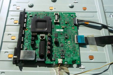 Devre Panosu LCD TV. Ön taraf dirençlerle dolu. Yakın plan.