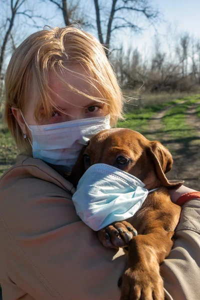 Cão Uma Máscara Médica Protetora Nas Mãos Uma Menina Uma — Fotografia de Stock