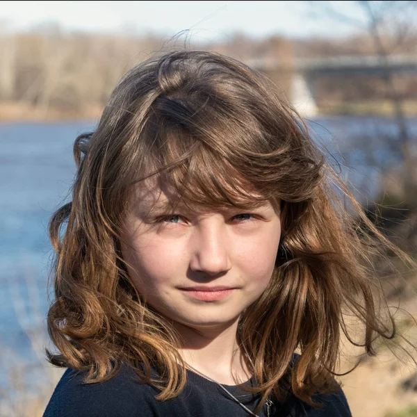 一个美丽的少女在户外的画像走到河边 呼吸新鲜空气 吹拂着你的头发 春天阳光灿烂 — 图库照片