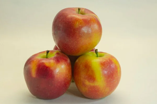 Tre Mele Rosse Primo Piano Sfondo Chiaro Concetto Cibo Sano — Foto Stock