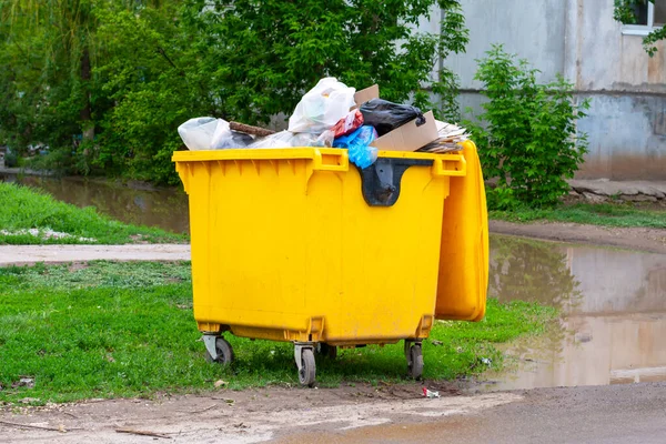 Çöp tenekeleri dolu. Sarı çöp kutusu, plastik çöp kutusu, katı atık..