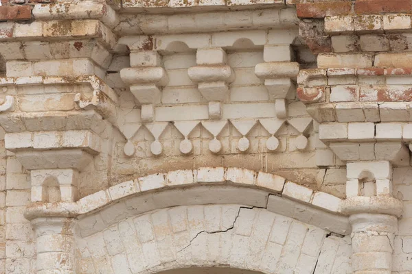 Eski bir tuğla kemerin desenli bir kapının üzerindeki elementleri. Girişin üzerinde eski güzel bir kemer. Geçen yüzyılın başında yapılmış..