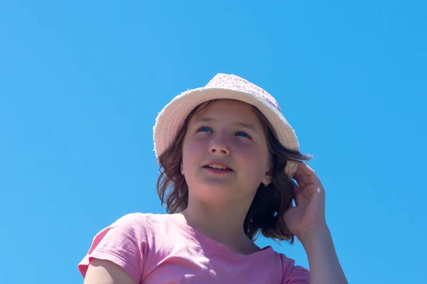 一个漂亮女孩的画像 夏天戴着粉色帽子的快乐女孩 蓝天背景 低角度射击 — 图库照片