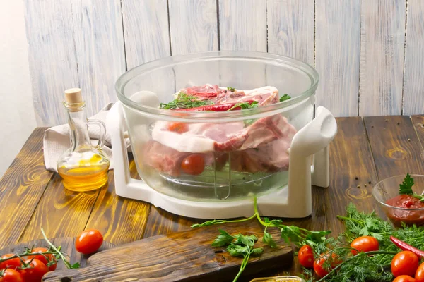 Carne Fresca Uma Grelha Uma Mesa Madeira Foco Seletivo Lugar — Fotografia de Stock