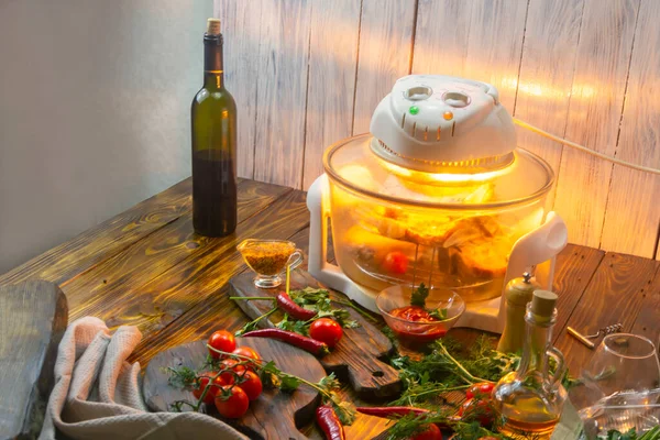 Hús Grillezése Elektronikus Konvekciós Sütőben Egy Asztalon Közelben Zöldségek Fűszerek — Stock Fotó