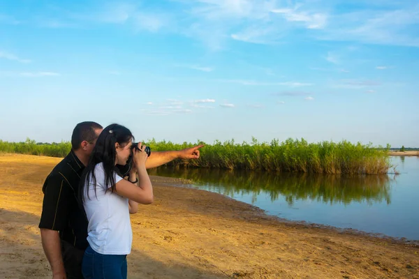 Fotografie Lessen Bij Rivier Zomer Leraar Toont Een Vrouwelijke Fotograaf — Stockfoto