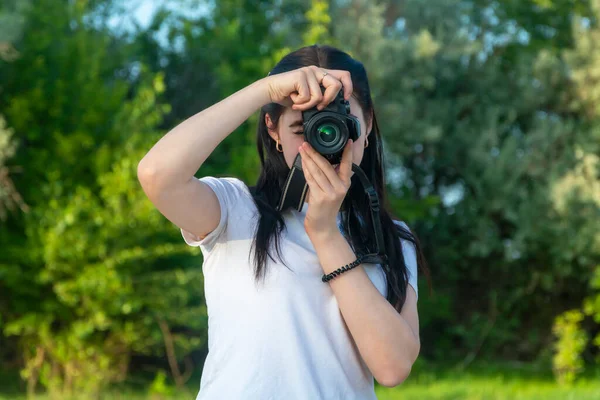Eine Junge Frau Blickt Die Linse Ihrer Kamera Fotograf Fotografiert — Stockfoto