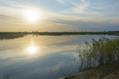 Nehrin üzerindeki gökyüzünün manzarası, yaz günbatımı. Yazın nehir manzarası, sis manzarası.