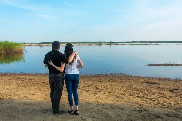 Kucaklaşan Romantik Bir Çift Yazın Nehir Kıyısında Durur Gün Batımını — Stok fotoğraf