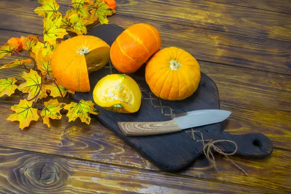 Bodegón Otoño Sobre Fondo Madera Oscura Pequeñas Calabazas Amarillas Cuchillo —  Fotos de Stock