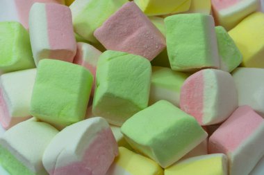 Marshmallow yakın plan. Pembe, yeşil ve sarı tatlı rengi. Hafif tatlı, tatlım..