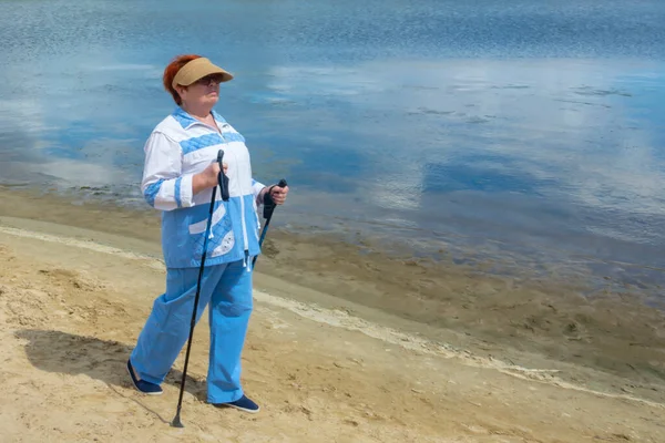 Eine Ältere Frau Trainiert Nordic Walking Mit Stöcken Pflege Der — Stockfoto