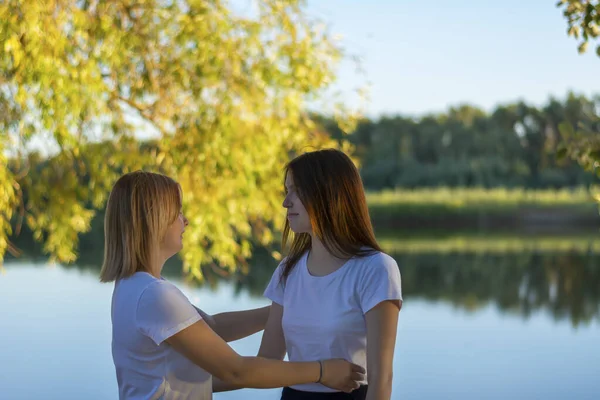 Nehir Kenarındaki Parkta Iki Kız Arkadaş Buluşuyor Sarışın Esmer Birbirlerini — Stok fotoğraf