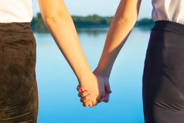 Een Hand Houdt Een Hand Vast Voor Een Wandeling Bij — Stockfoto