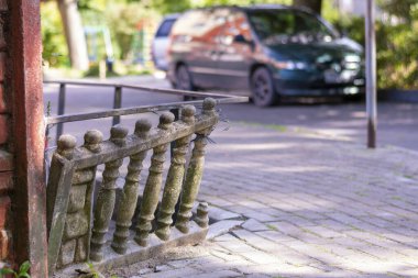 Şehrin sokaklarındaki eski taş balyaları eğri büğrü. Harap olmuş çitlerin onarılması ve onarılması gerekiyor..