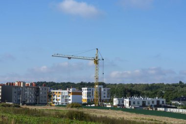 Apartman binalarının inşaat sahasında vinç var..