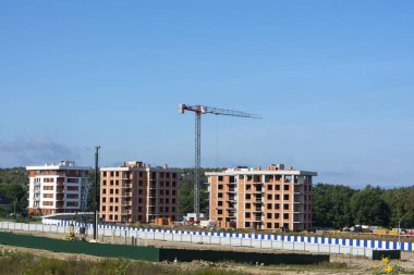 Kule vinci olan bir inşaat alanı. Çok katlı konutların inşaatı.