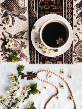 Kahve, haç ve çiçekler.