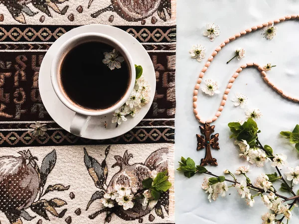 Kahve, haç ve çiçekler.