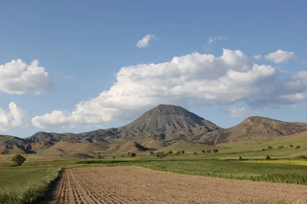 Ermeni tepesi ve berrak gökyüzü