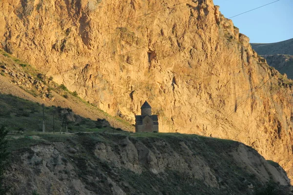 Kayalar ve küçük bir Ermeni kilisesi
