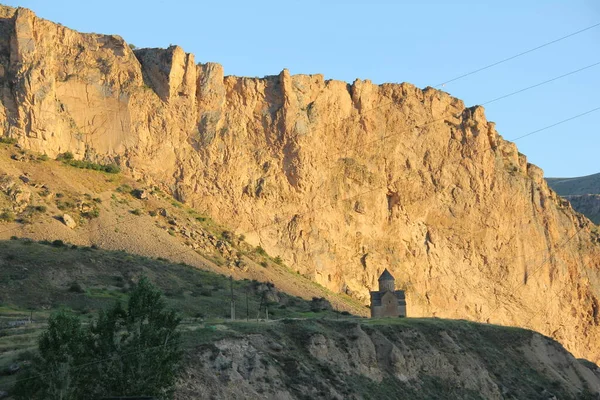 Kayalar ve küçük bir Ermeni kilisesi