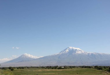 Ararat dağı ve berrak gökyüzü