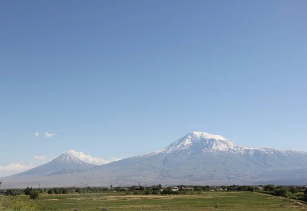Ararat dağları ve mavi gökyüzü