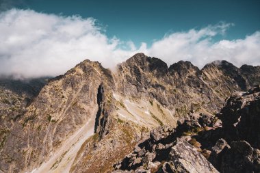 Dağlar oturuyor ve çağlar geçene kadar bekliyor ve yürüyüşçülerin eğlenmesini..